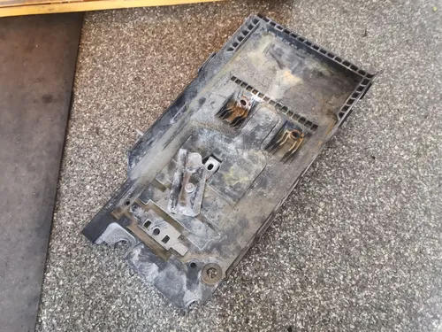 DG9310723A Ford Fusion II Battery tray