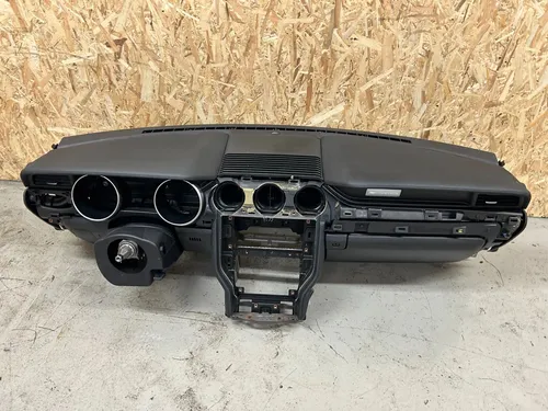 FR3B6304318A Ford Mustang VI Dashboard