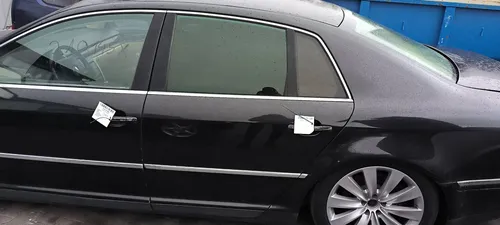 LR9V Volkswagen Phaeton Front door