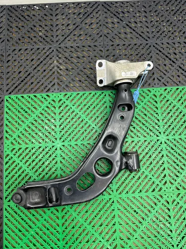 8846543 BMW 2 Active Tourer U06 Front wheel hub spindle knuckle
