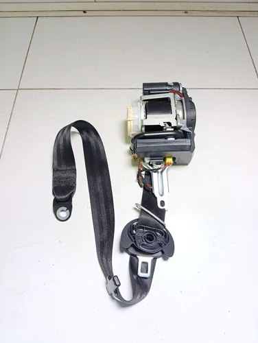 309764800001AI Audi e-tron Front seatbelt