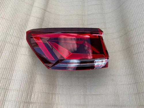 760945207C Volkswagen Touareg III Rear/tail lights