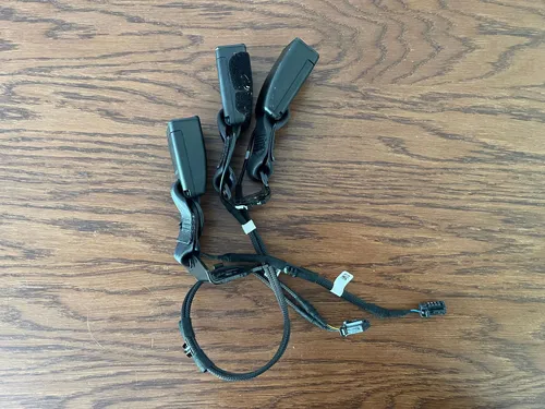 222302220 Peugeot 2008 II Middle seatbelt buckle (rear)