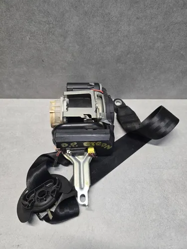 309764800001AI Audi e-tron Front seatbelt