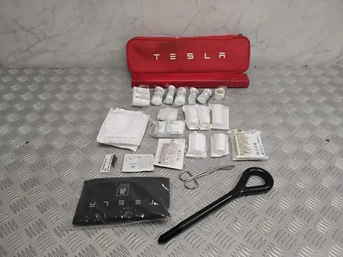 105387100A Tesla Model X First aid kit