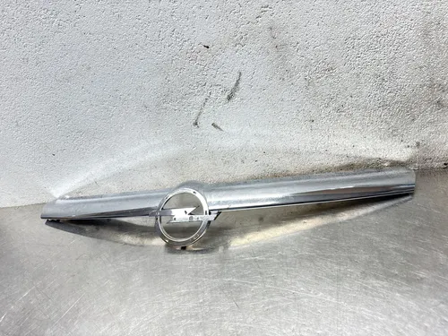 13142524 Opel Astra H Front bumper upper radiator grill