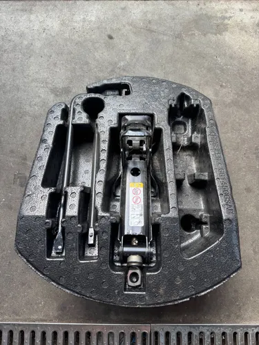 68145663AB Jeep Grand Cherokee Tool set