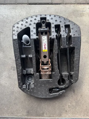 68145663AA Jeep Grand Cherokee Tool set