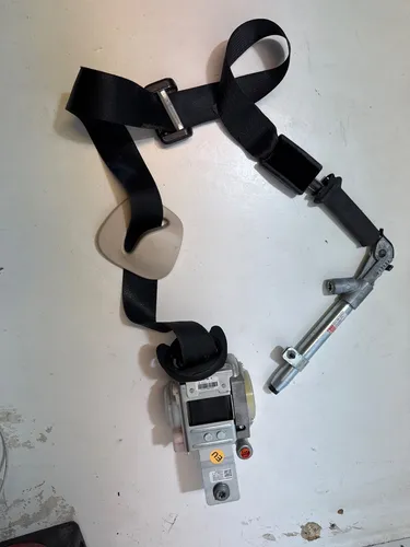 101878800A Tesla Model S Front seatbelt
