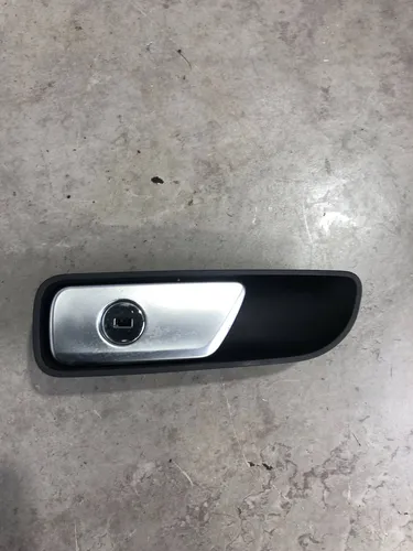 S02702 Audi SQ7 Glove box opening button