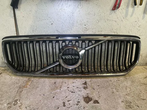 31333045 Volvo XC40 Front bumper upper radiator grill