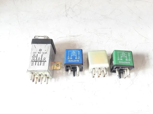 2015403245 Mercedes-Benz E W124 Indicator relay